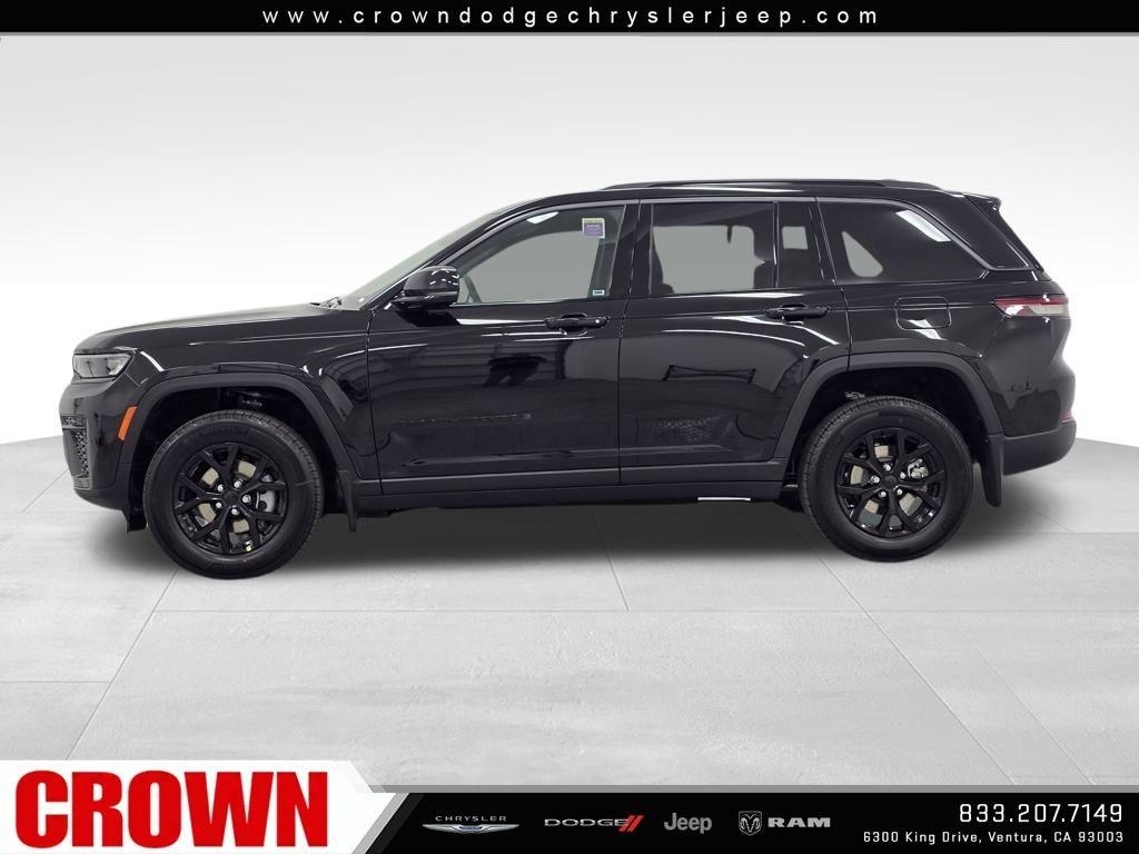 New 2026 Diamond Black Crystal Pearl-Coat Exterior Paint Jeep Altitude image 30