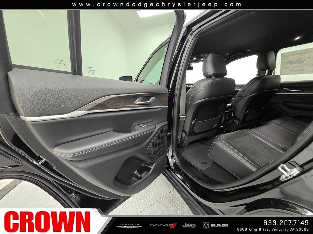 New 2026 Diamond Black Crystal Pearl-Coat Exterior Paint Jeep Altitude image 32