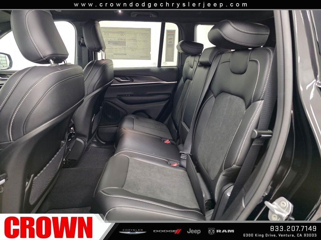 New 2026 Diamond Black Crystal Pearl-Coat Exterior Paint Jeep Altitude image 33