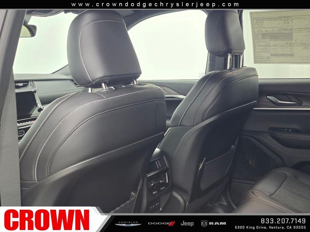 New 2026 Diamond Black Crystal Pearl-Coat Exterior Paint Jeep Altitude image 34
