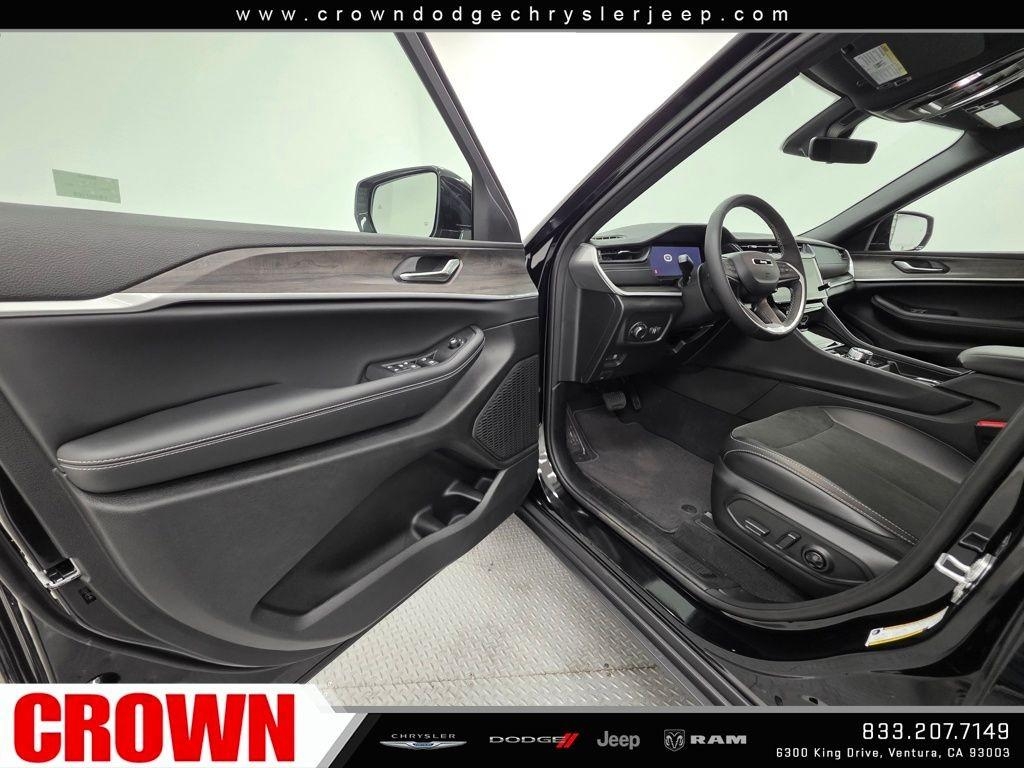 New 2026 Diamond Black Crystal Pearl-Coat Exterior Paint Jeep Altitude image 38
