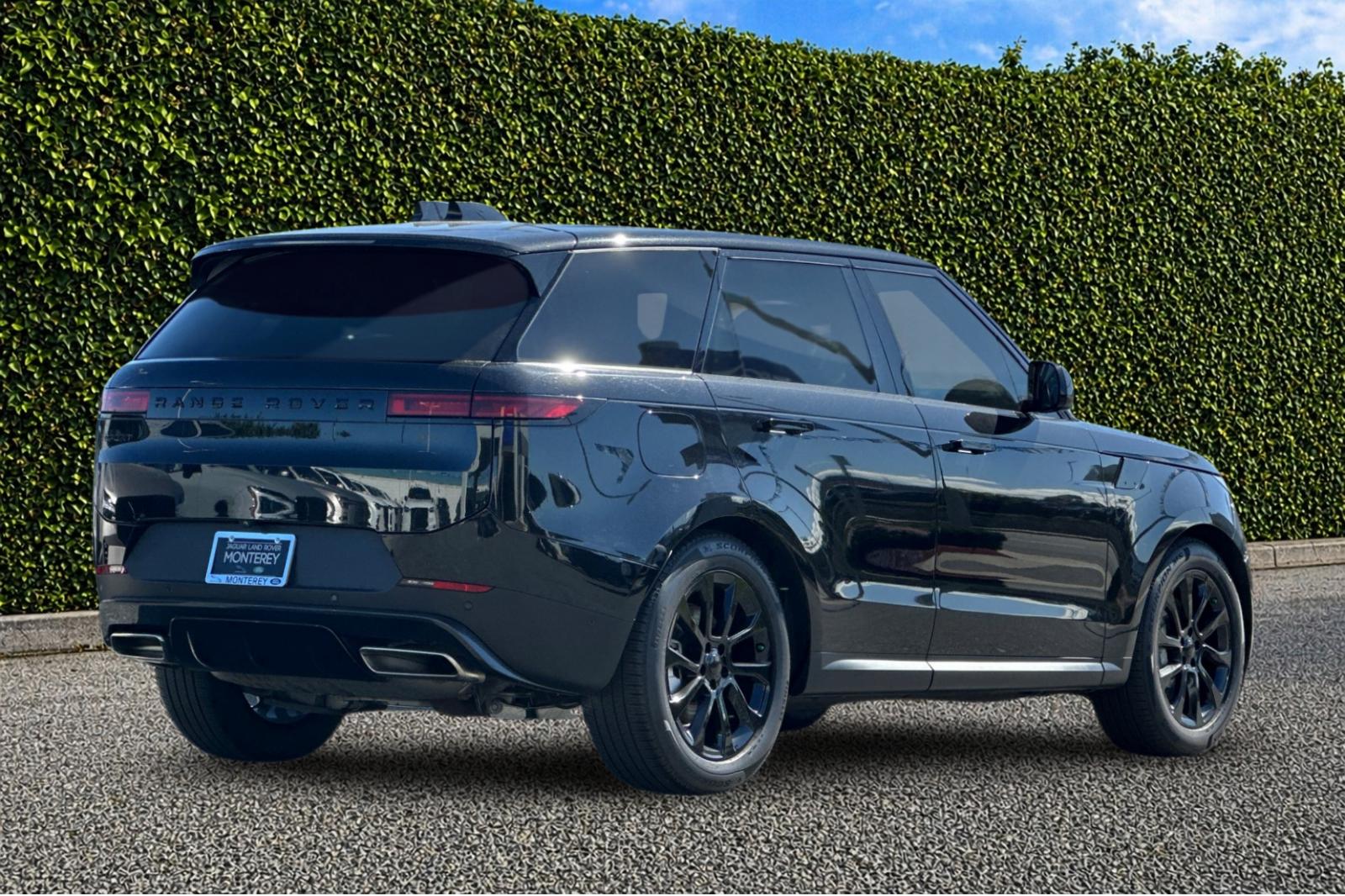 Used 2025 Black Land Rover SE image 4