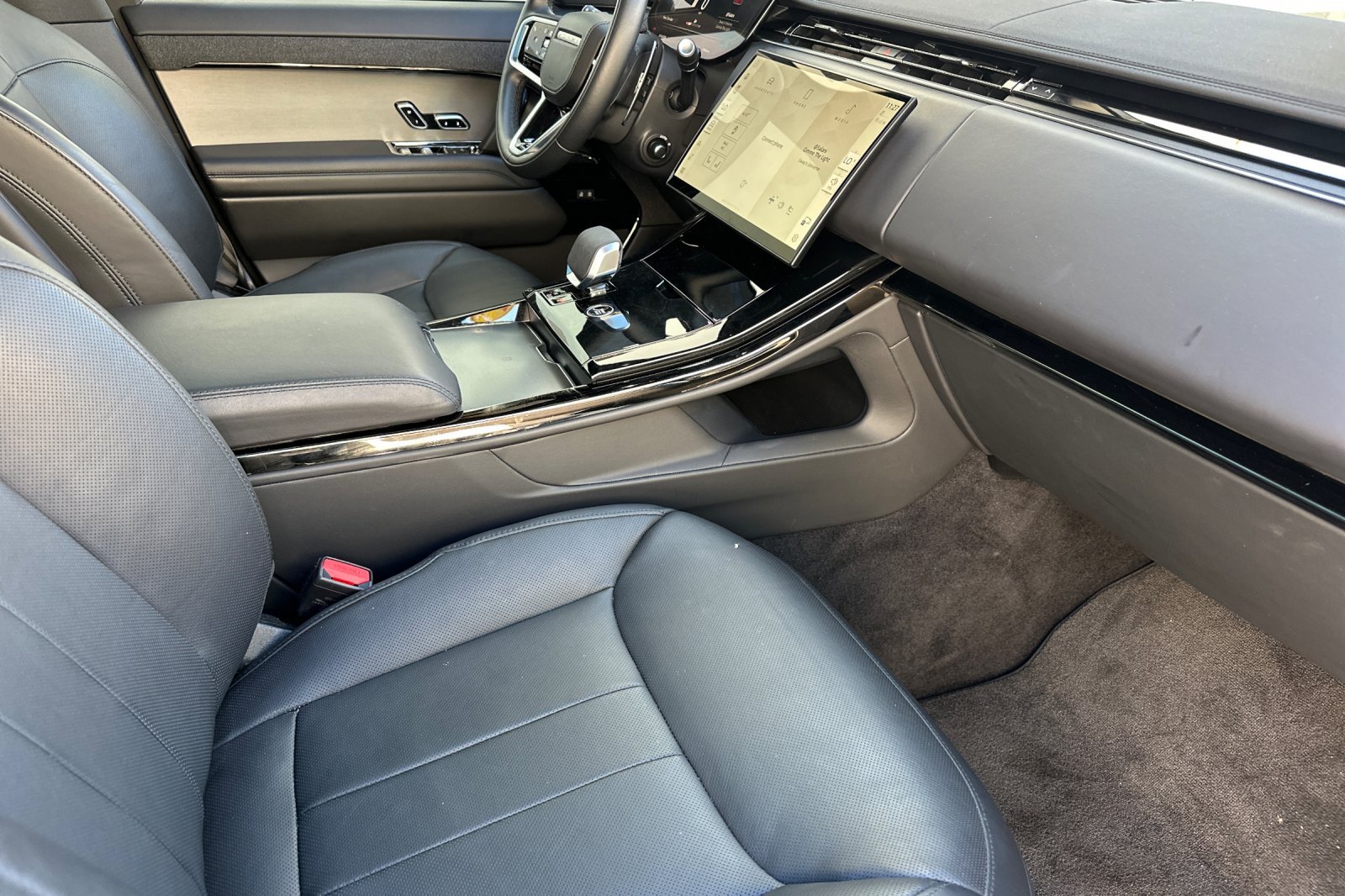 Used 2025 Black Land Rover SE image 18