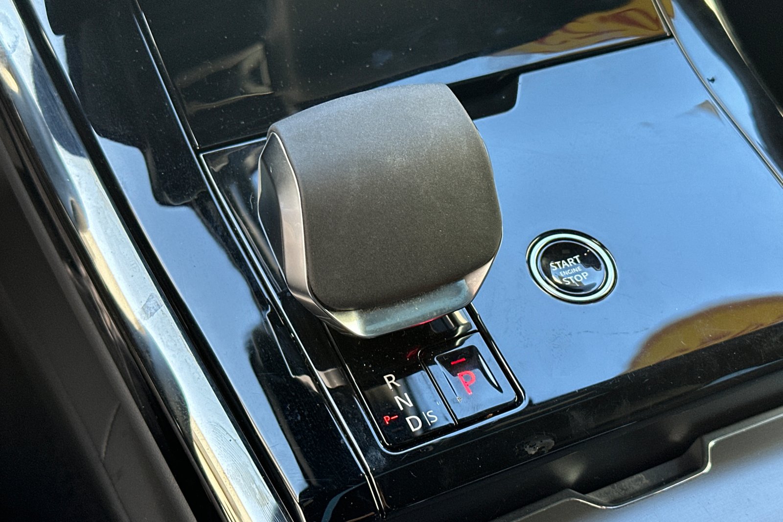 Used 2025 Black Land Rover SE image 26