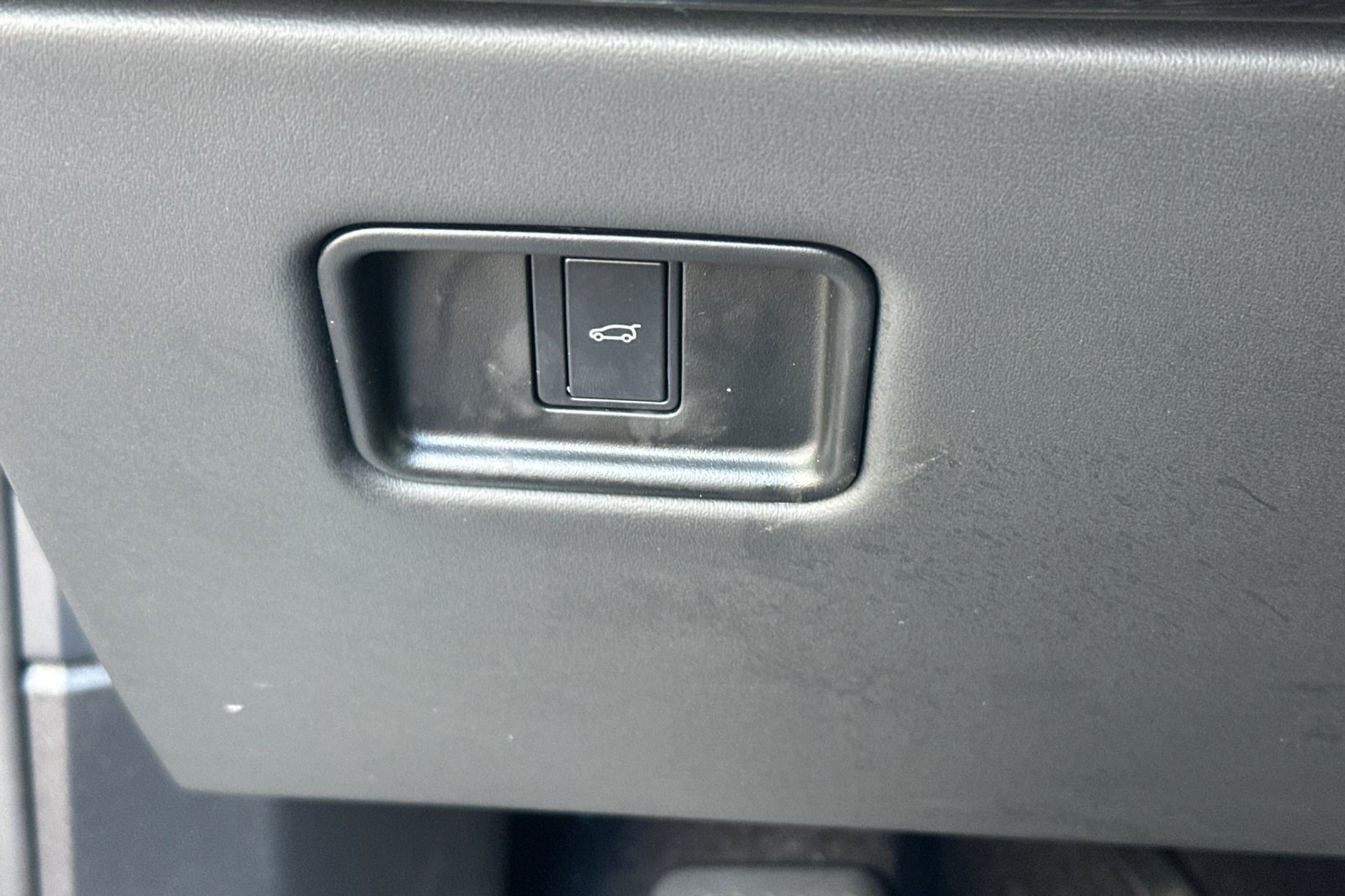 Used 2025 Black Land Rover SE image 33