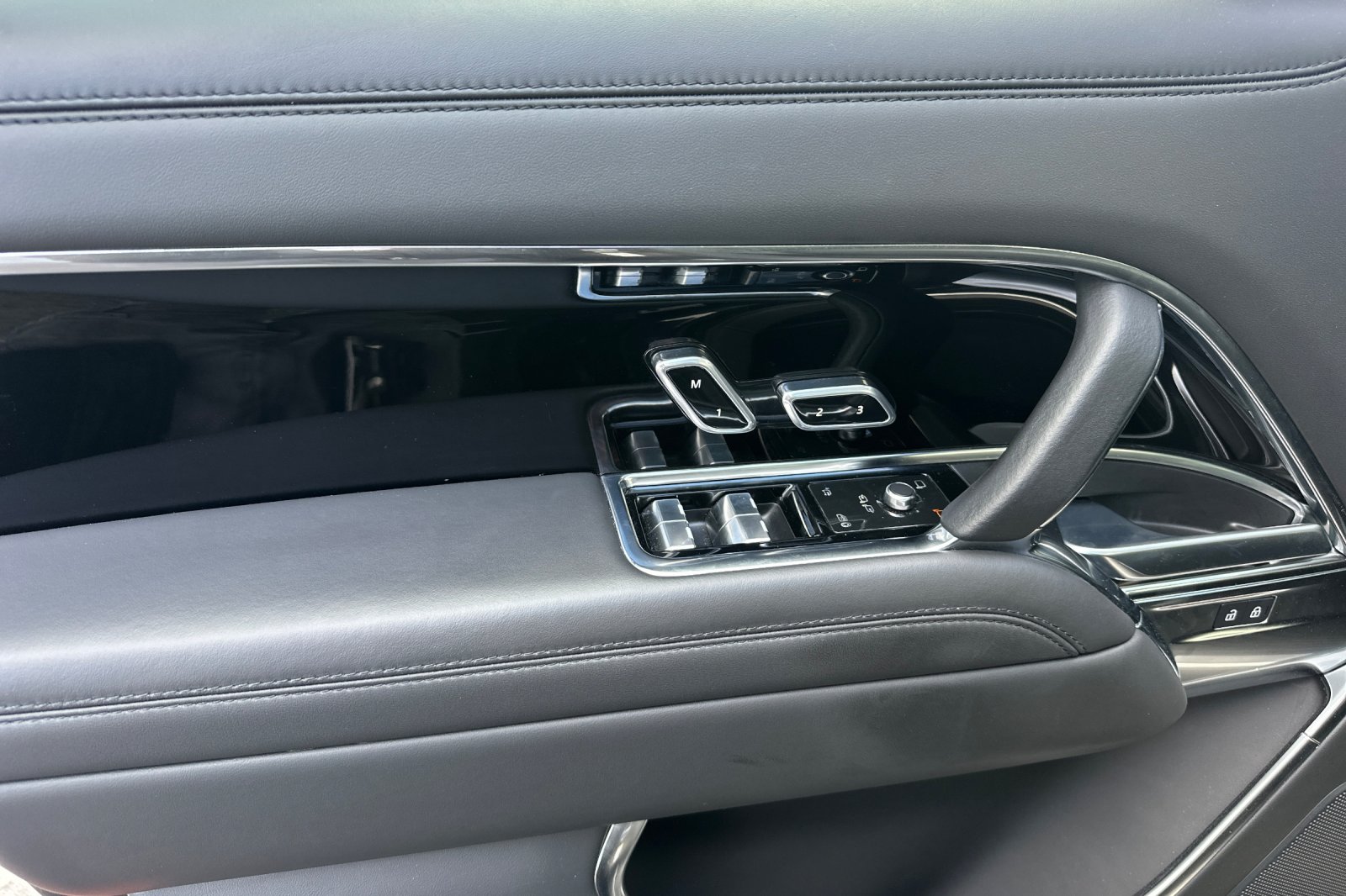 2024 Land Rover Range Rover SE - Photo 12