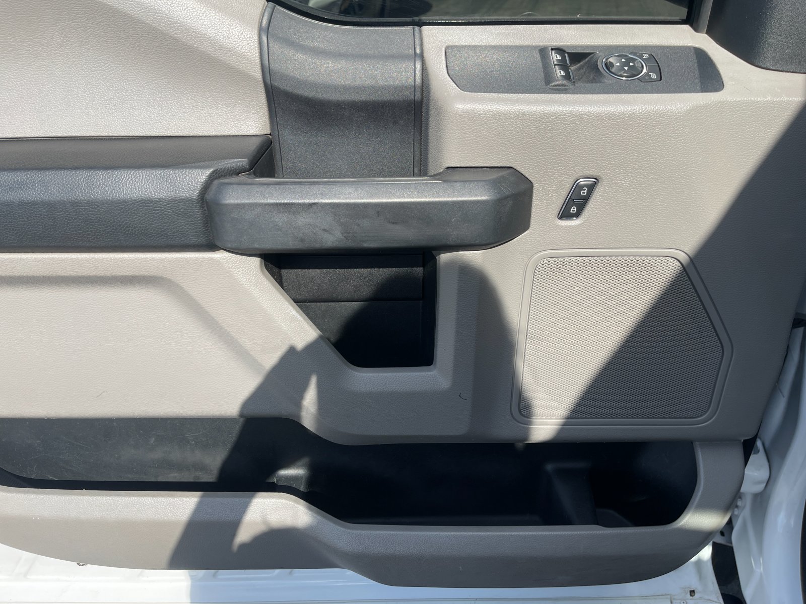 Used 2018 White Ford XL image 12