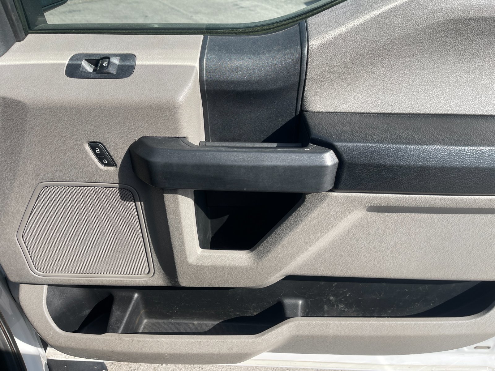 Used 2018 White Ford XL image 17