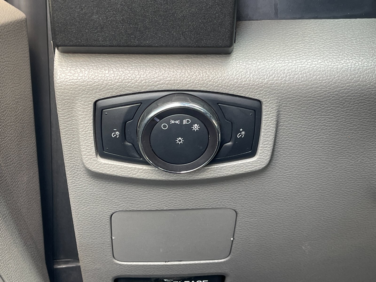 Used 2018 White Ford XL image 26