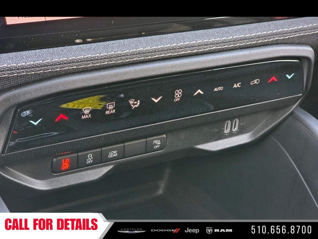 New 2026 Red Hot Pearl-Coat Exterior Paint Jeep Laredo image 21
