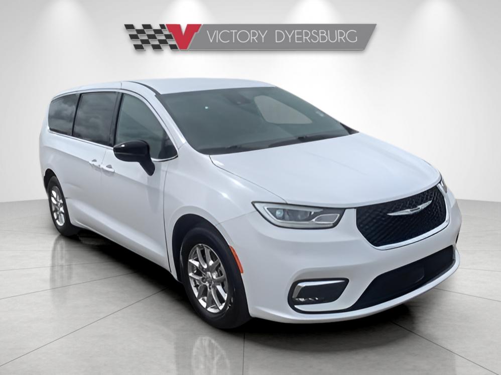 2025 Chrysler Pacifica Select's photo