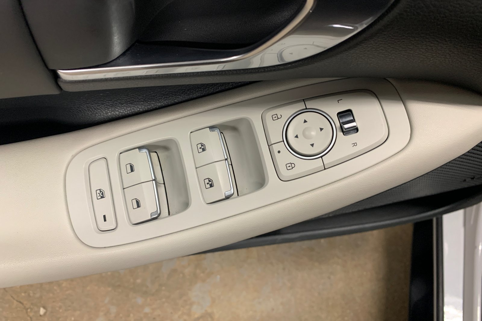 Used 2023 White Hyundai SEL image 12