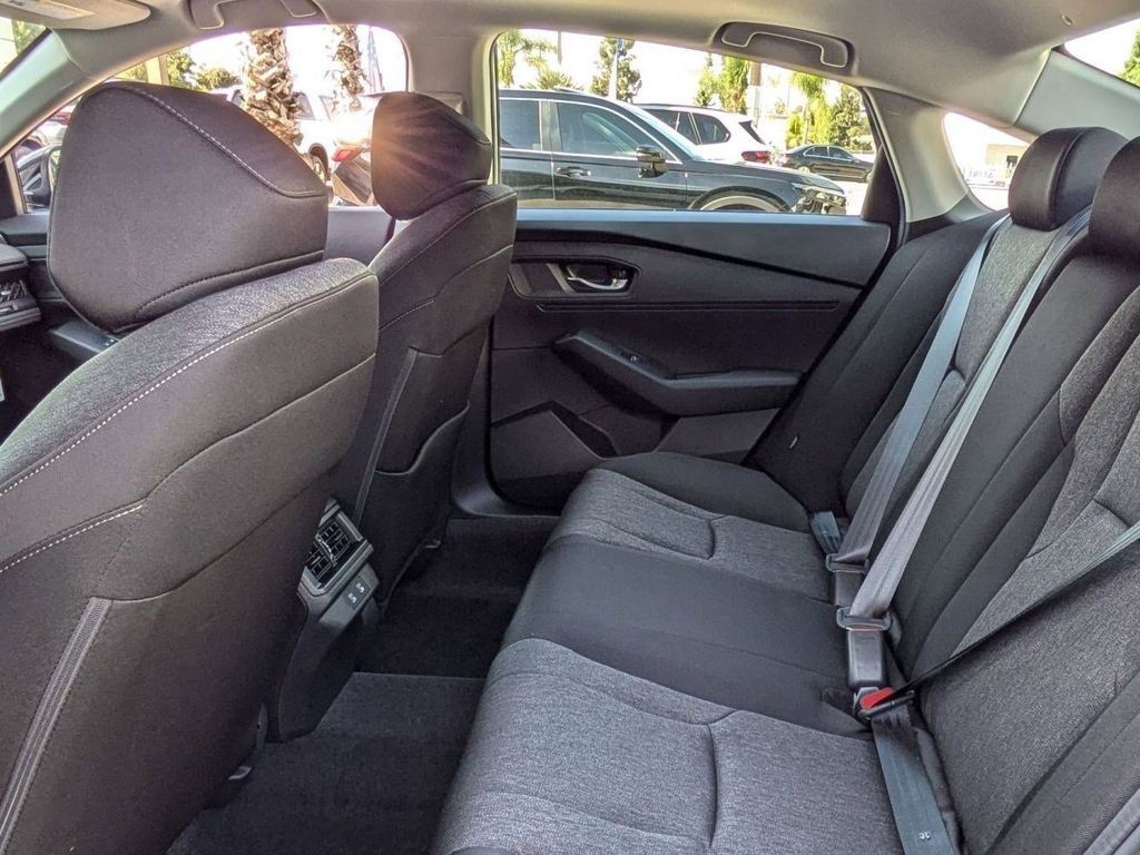 2025 Honda Accord SE - Photo 17