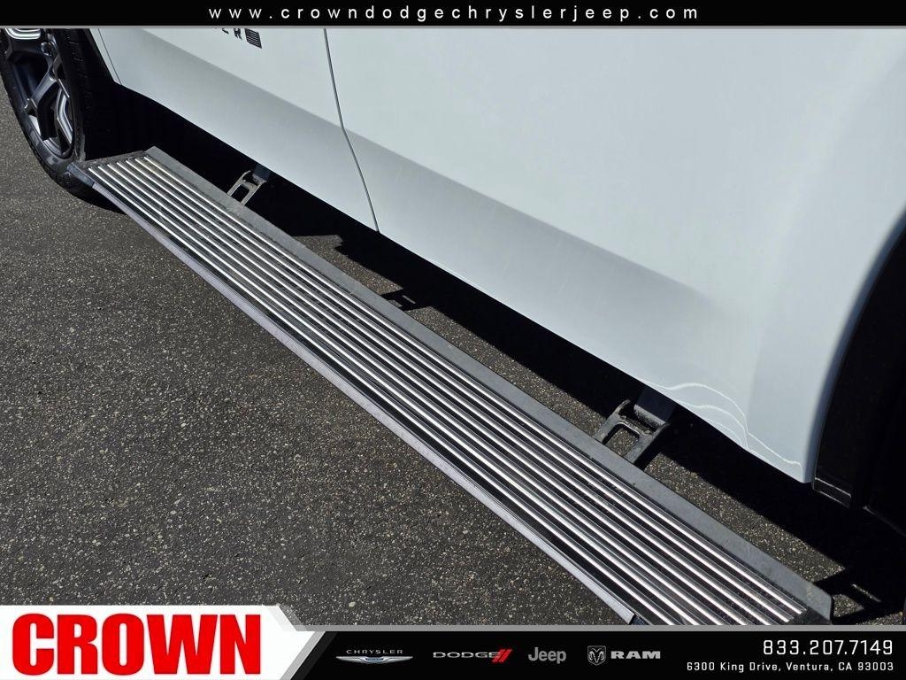 New 2026 Bright White Clear-Coat Exterior Paint Jeep Limited Altitude image 36