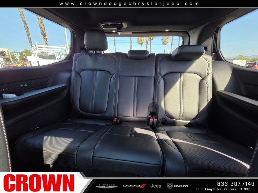 New 2026 Bright White Clear-Coat Exterior Paint Jeep Limited Altitude image 38
