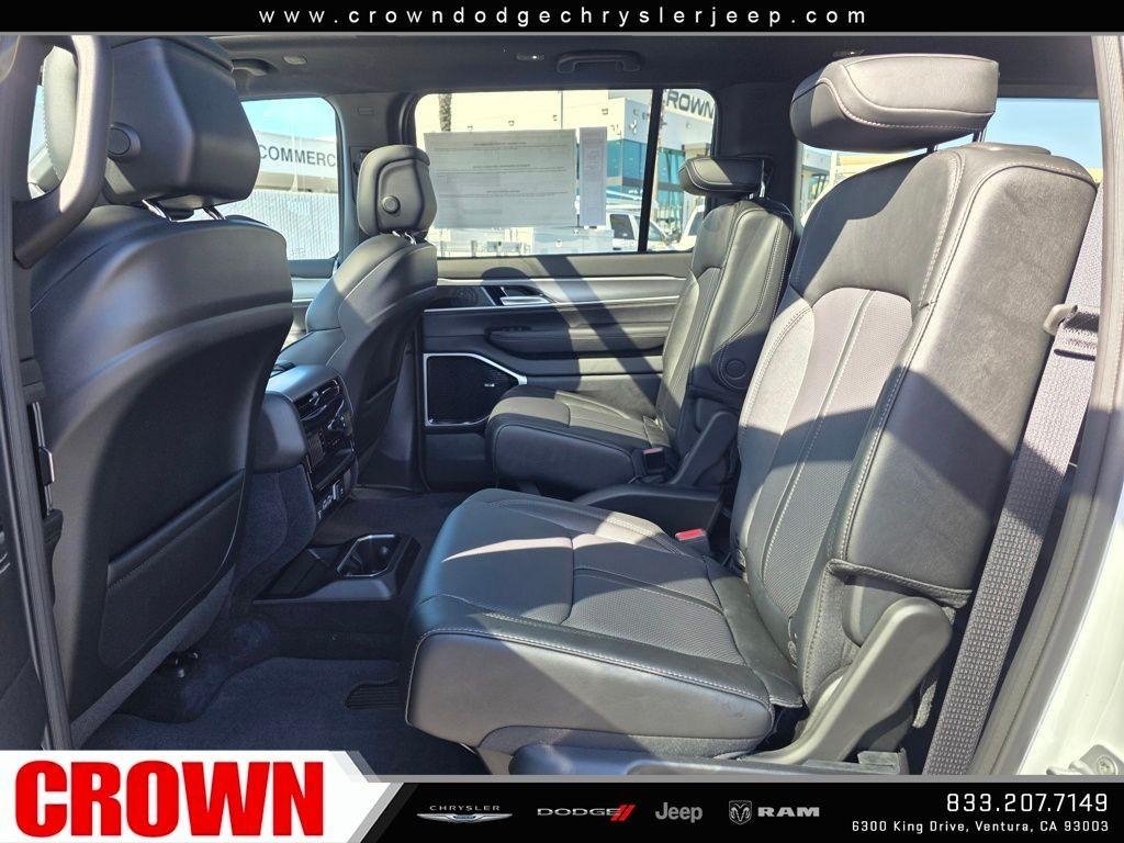 New 2026 Bright White Clear-Coat Exterior Paint Jeep Limited Altitude image 42