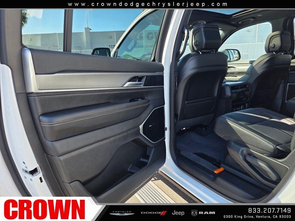 New 2026 Bright White Clear-Coat Exterior Paint Jeep Limited Altitude image 43
