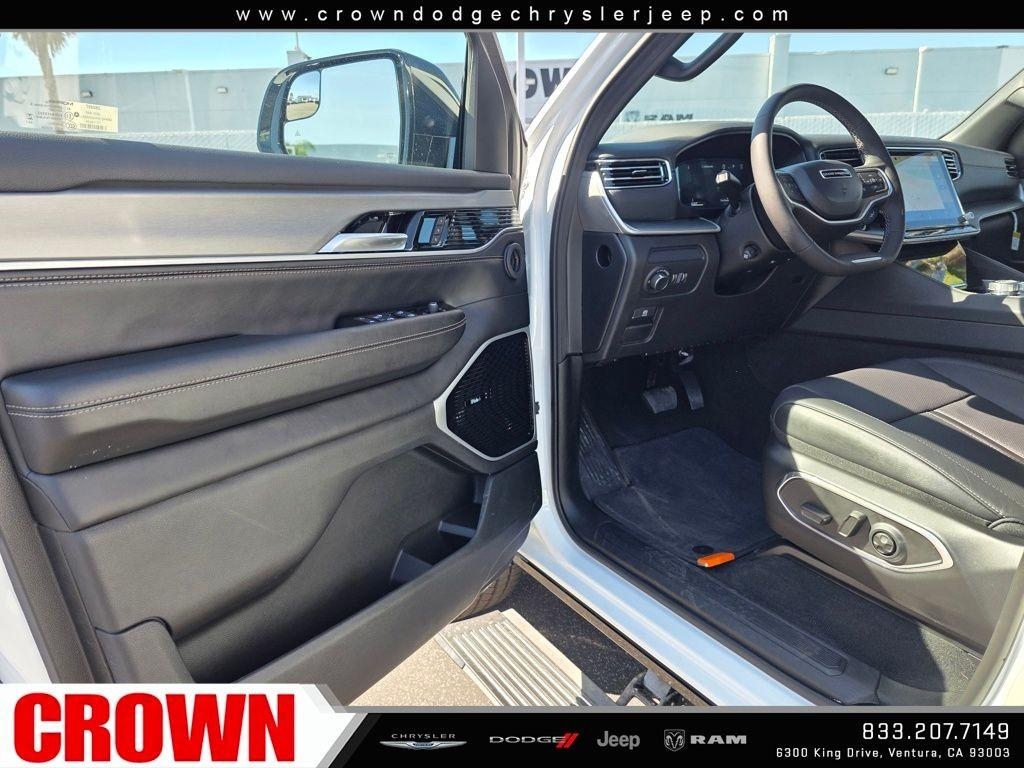 New 2026 Bright White Clear-Coat Exterior Paint Jeep Limited Altitude image 44