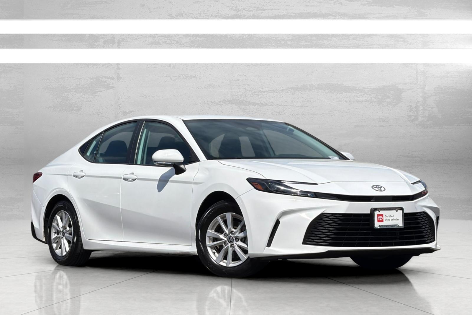 2025 Toyota Camry LE Hybrid's photo