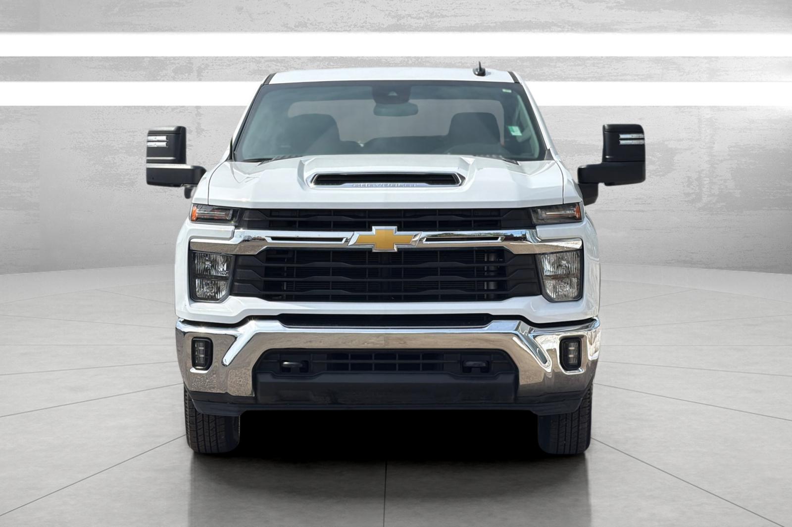 Used 2025 White Chevrolet LT image 3