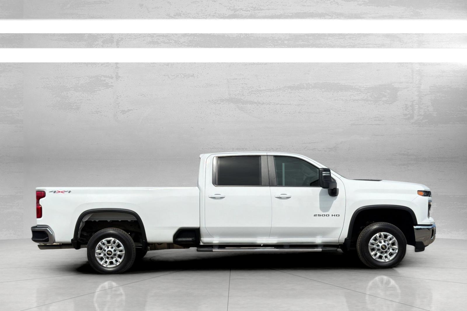 Used 2025 White Chevrolet LT image 4