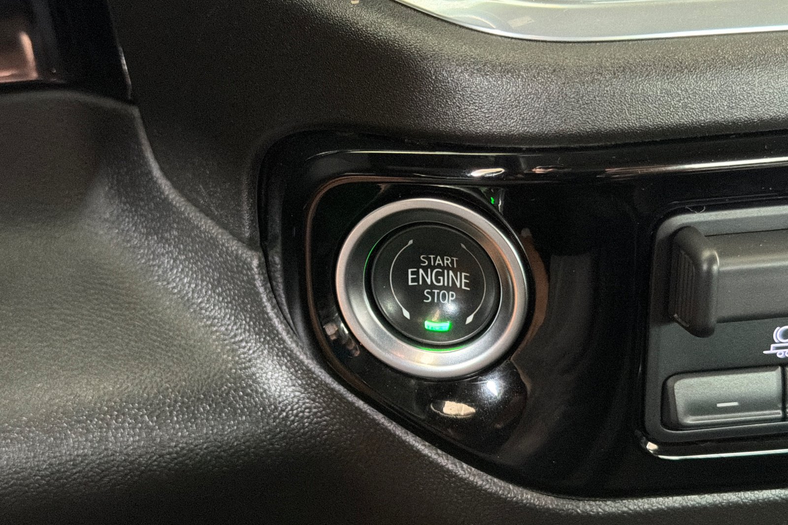 Used 2025 White Chevrolet LT image 20
