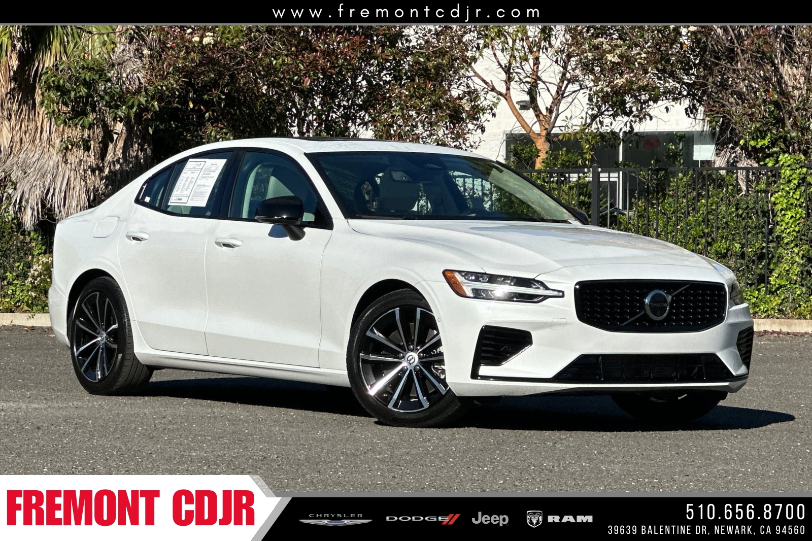 2023 Volvo S60 T8 Recharge Plus Dark Theme AWD's photo