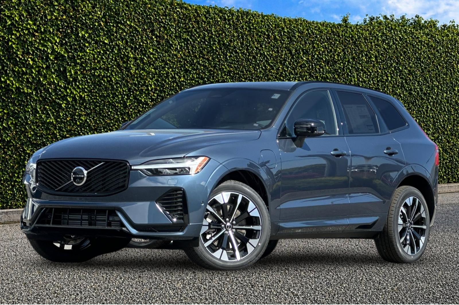 2026 Volvo XC60 T8 Plus Dark AWD's photo