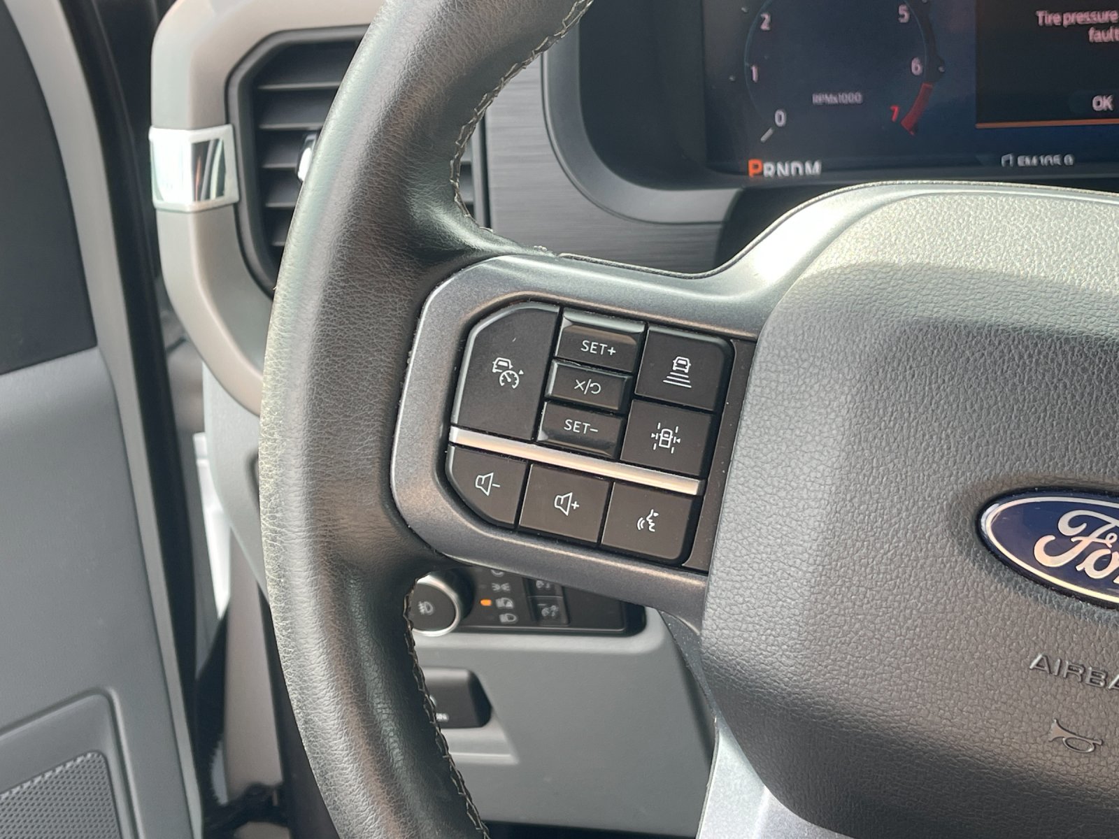 Used 2024 Oxford White Ford XLT image 26