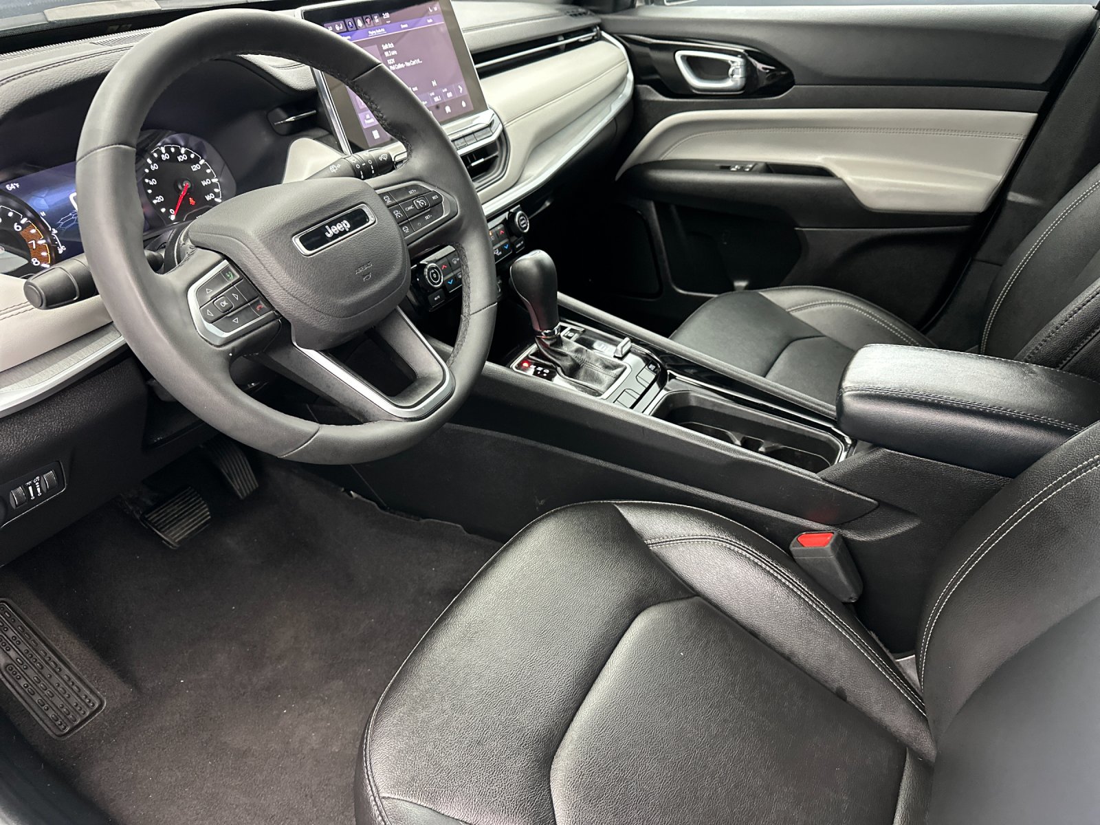 Used 2025 Silver Jeep Limited image 9