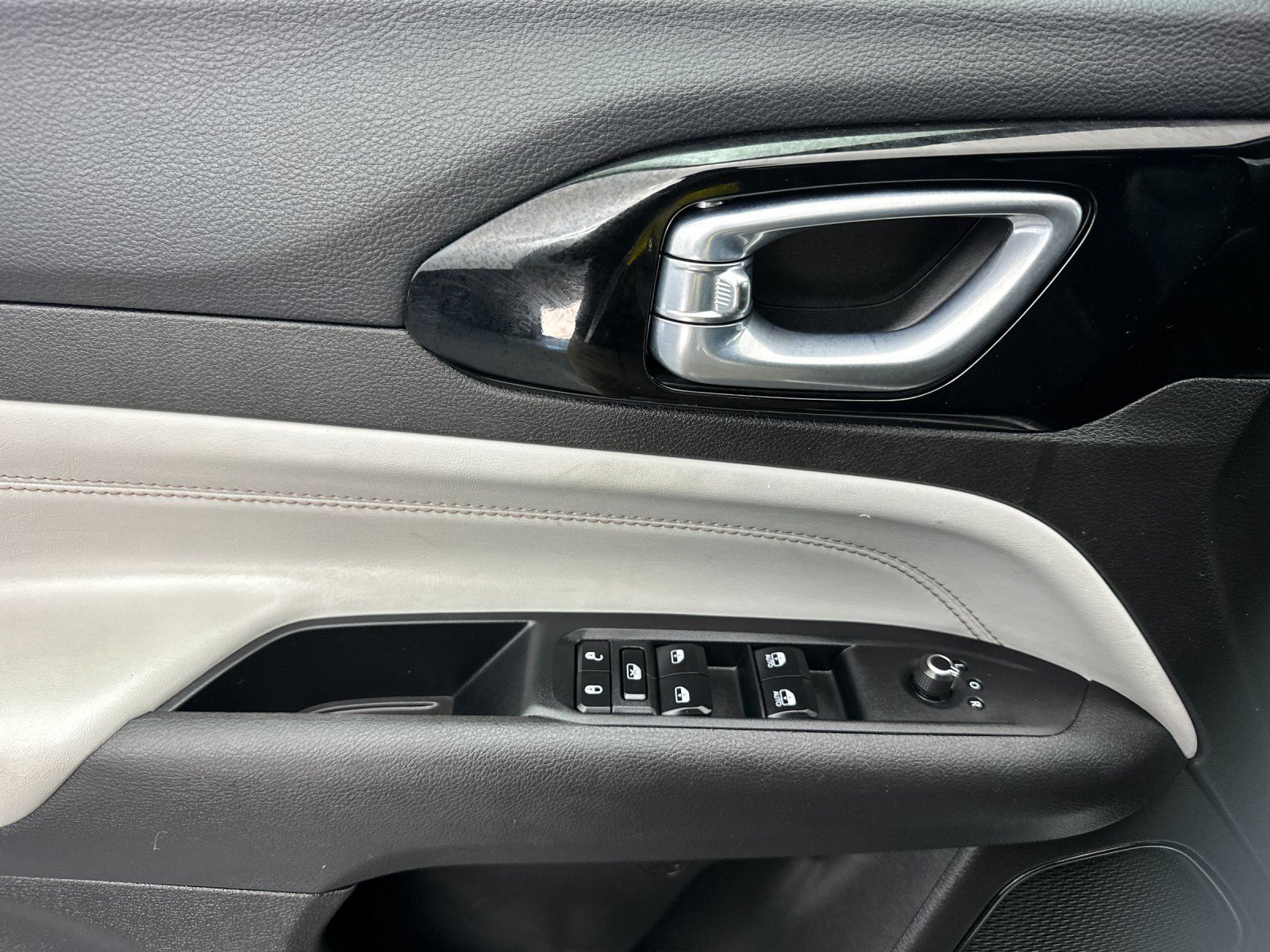 Used 2025 Silver Jeep Limited image 10