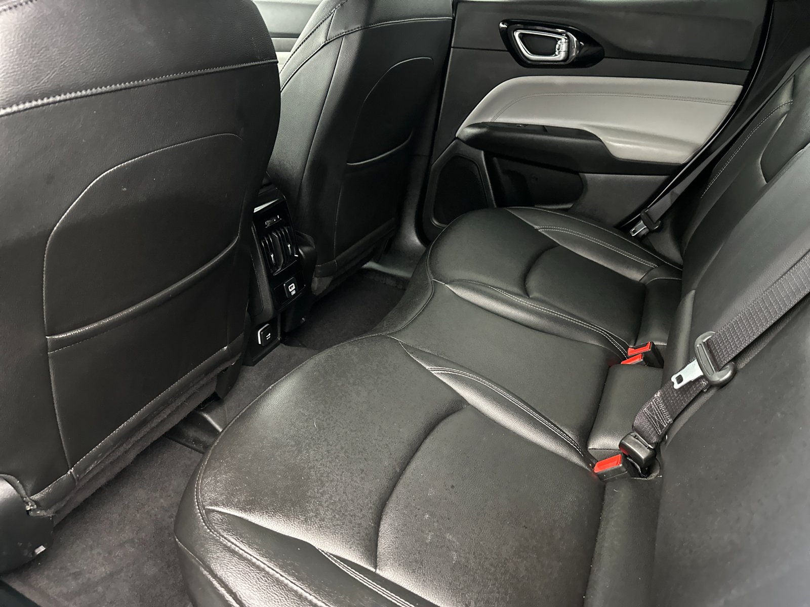 Used 2025 Silver Jeep Limited image 11