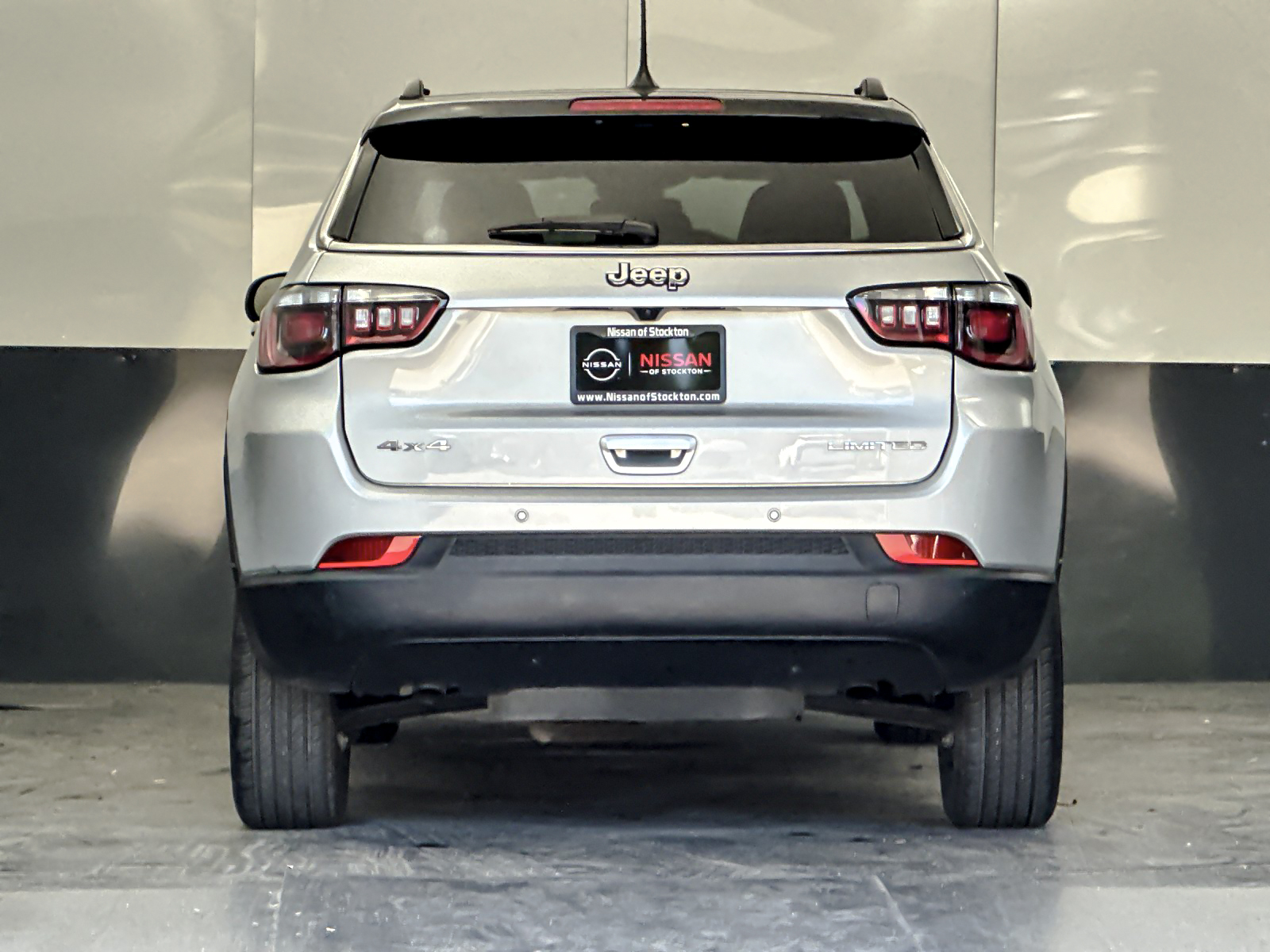 Used 2025 Silver Jeep Limited image 4