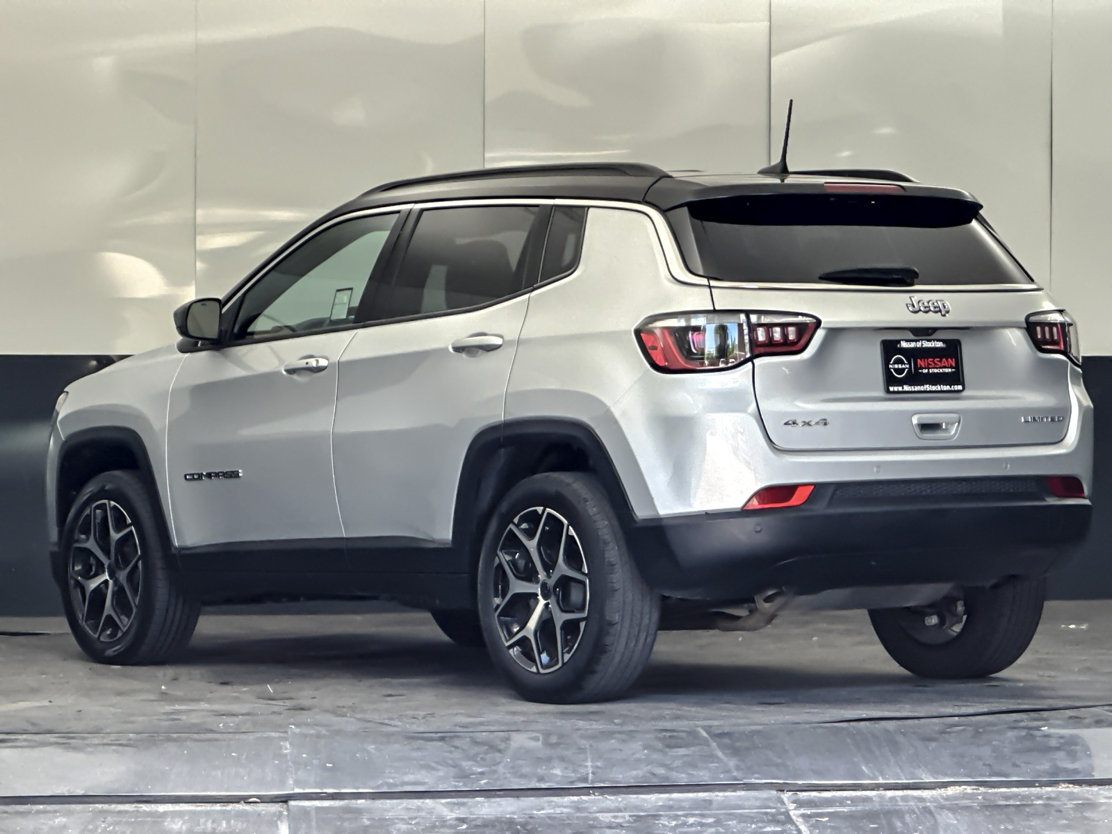 Used 2025 Silver Jeep Limited image 5