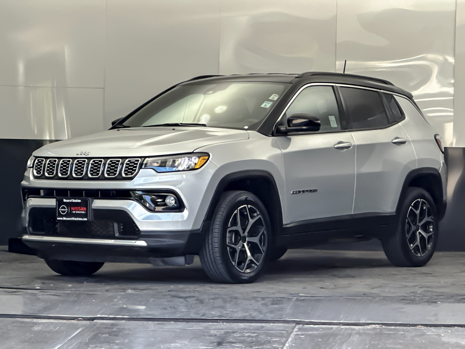 Used 2025 Silver Jeep Limited image 7