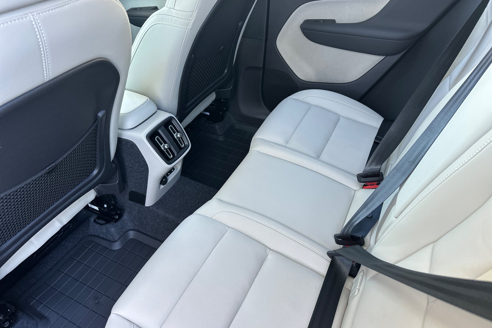 New 2026 Vapour Grey Volvo Plus image 10