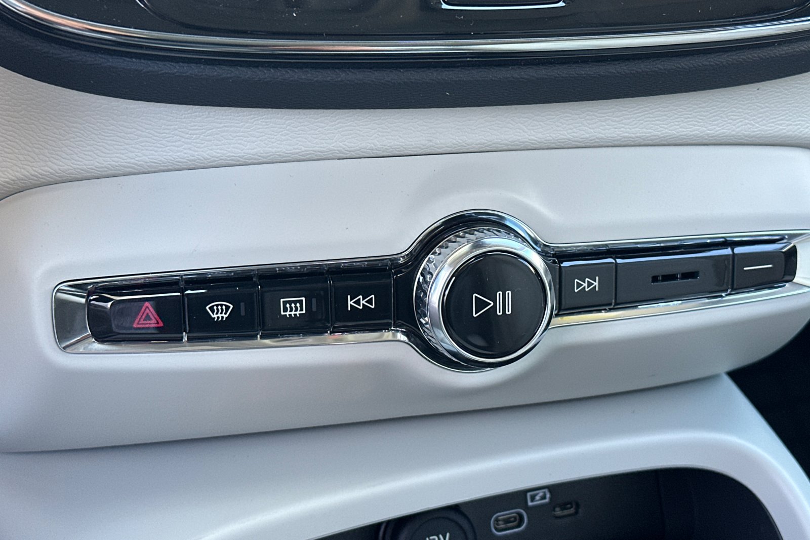 New 2026 Vapour Grey Volvo Plus image 19