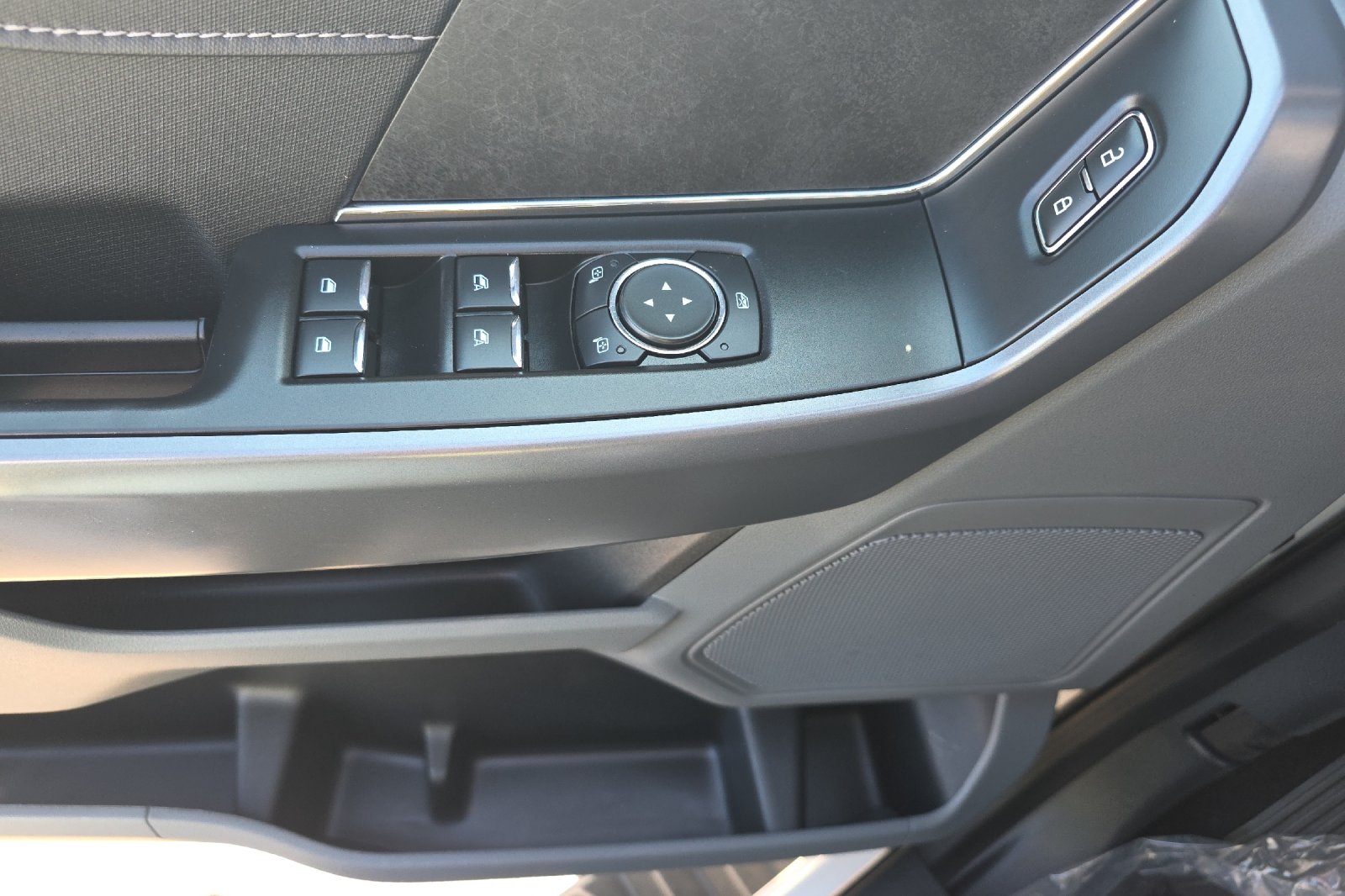 Used 2025 Oxford White Ford XLT image 11