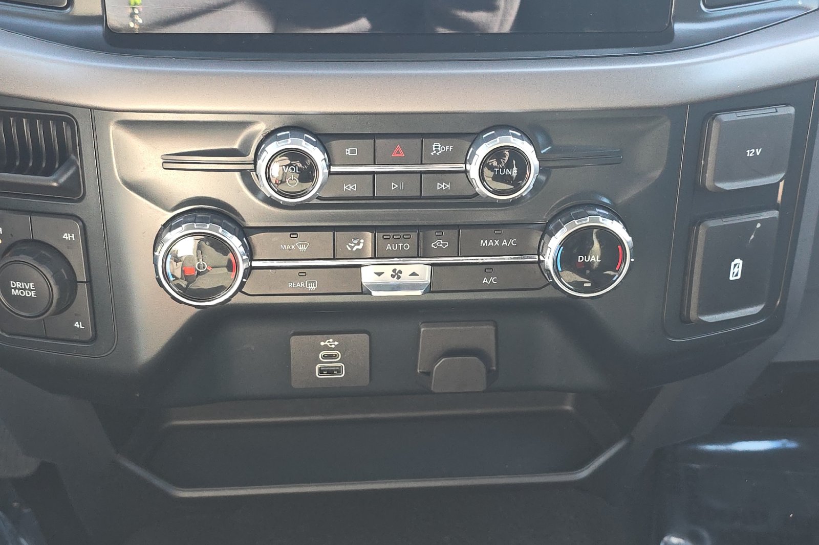 Used 2025 Oxford White Ford XLT image 19