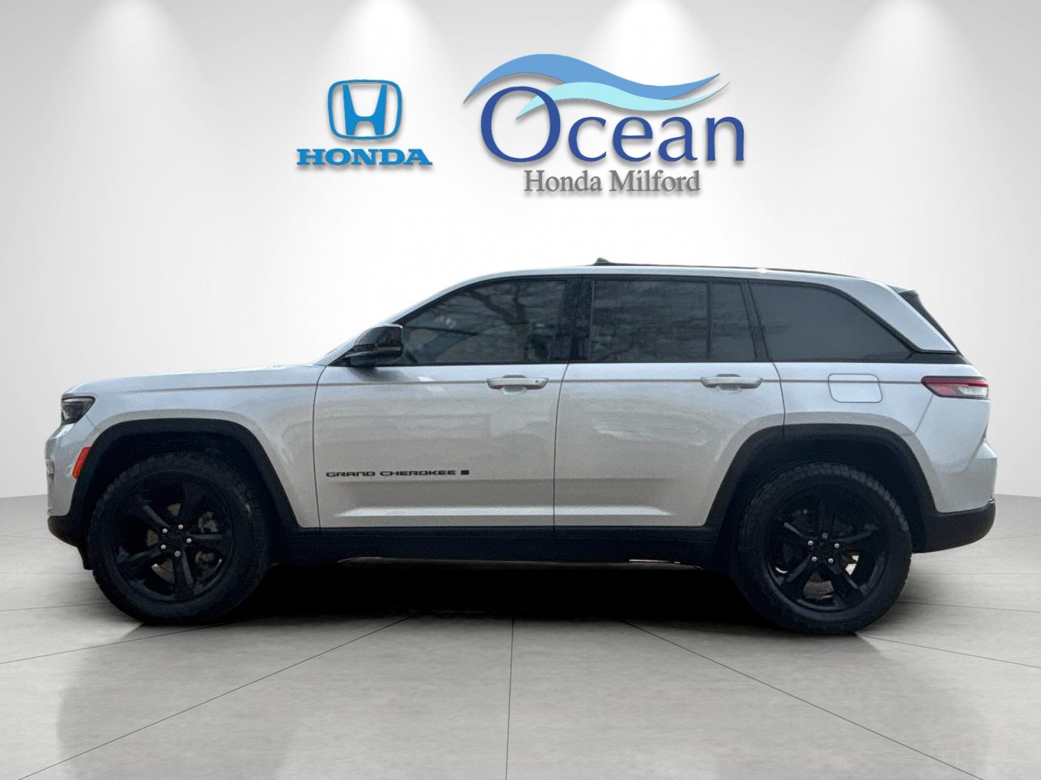 Used 2022 Silver Zynith Jeep Altitude image 6