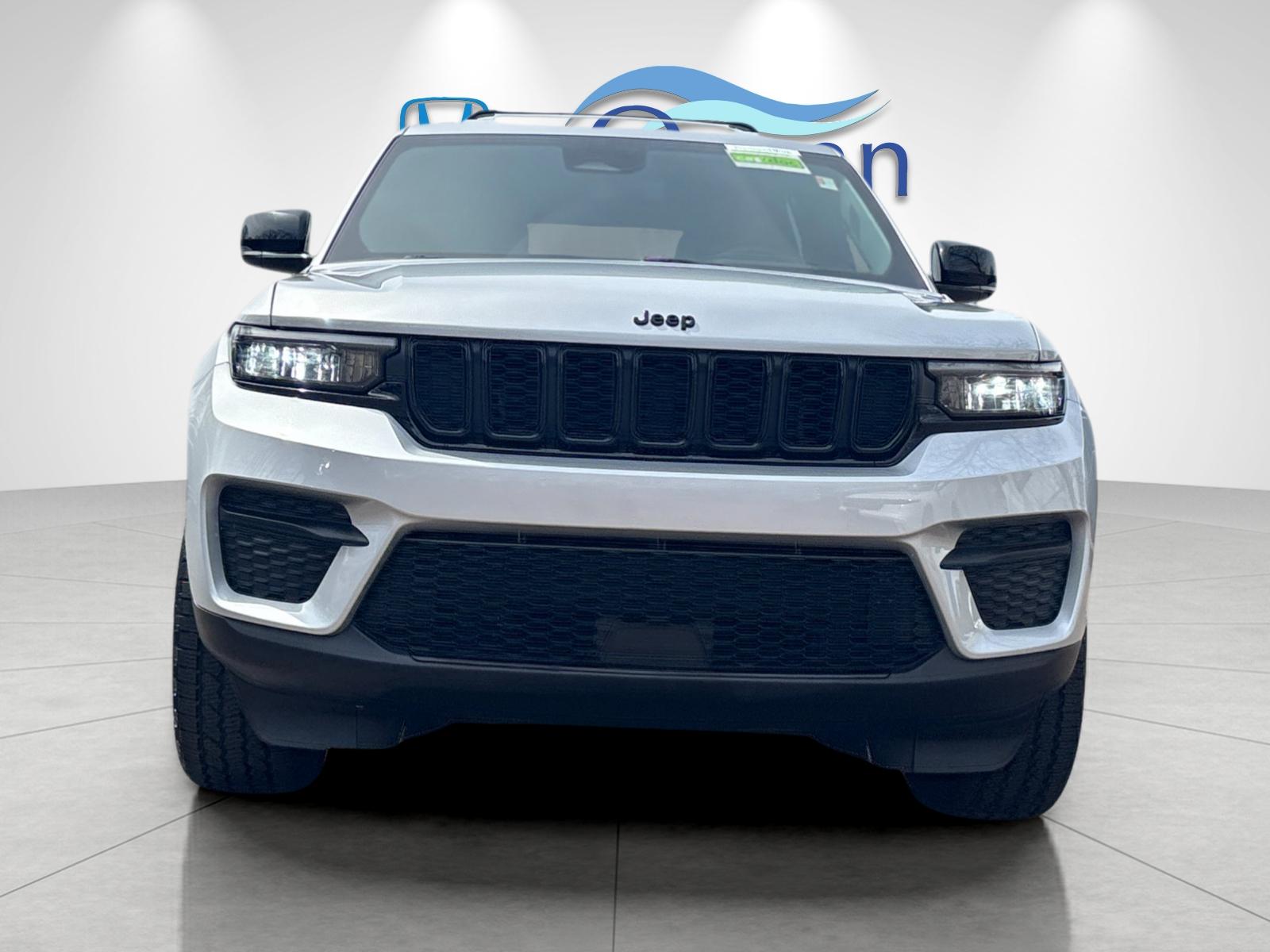 Used 2022 Silver Zynith Jeep Altitude image 8