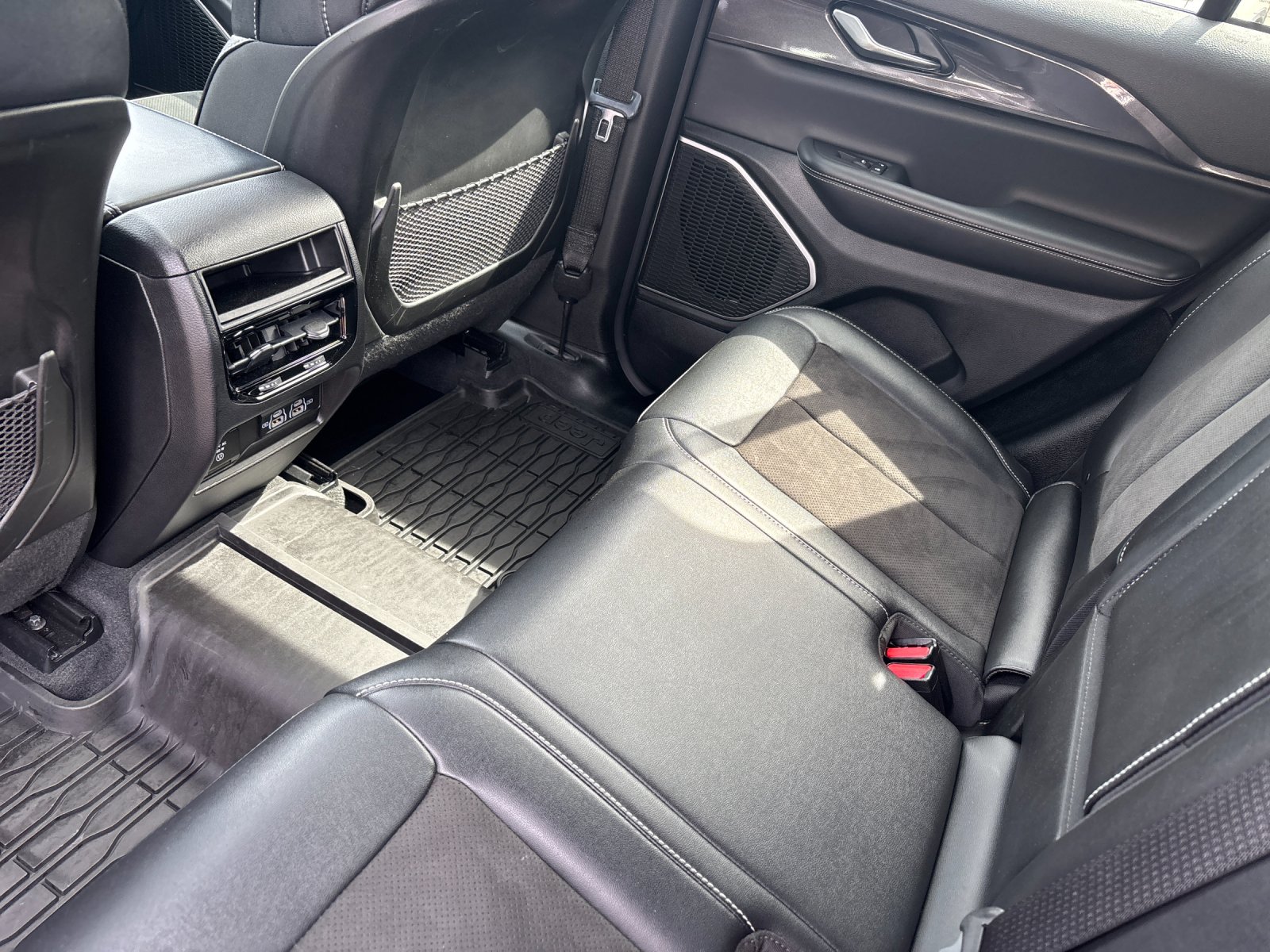 Used 2022 Silver Zynith Jeep Altitude image 13
