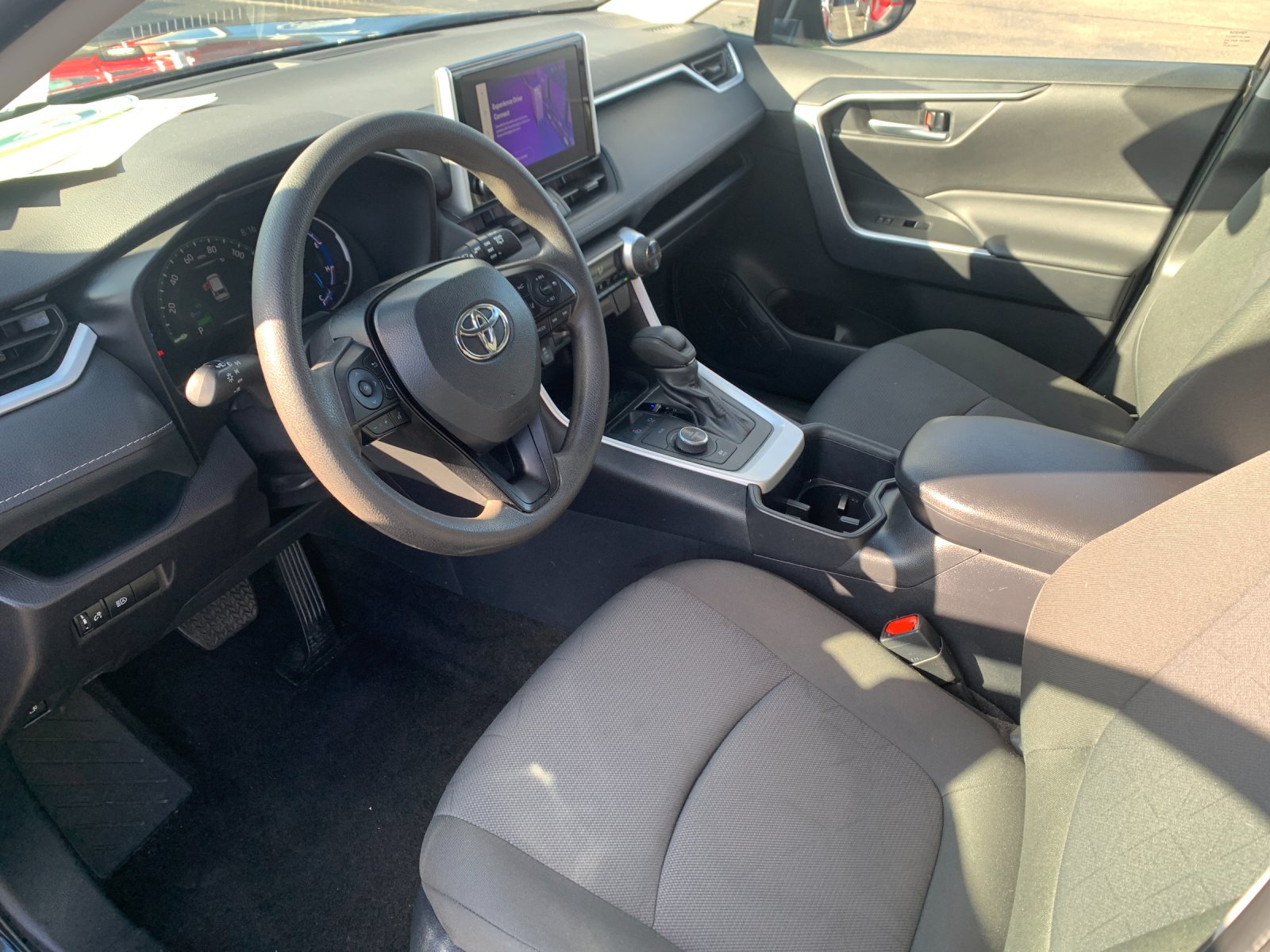 2025 Toyota RAV4 XLE - Photo 11