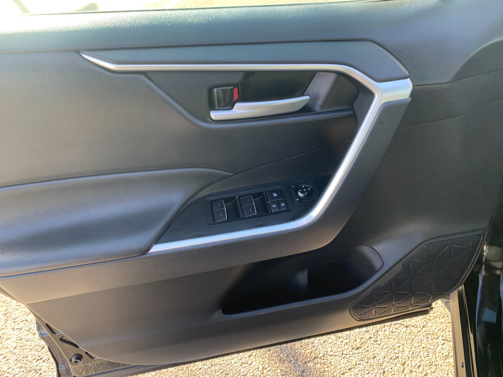 2025 Toyota RAV4 XLE - Photo 12