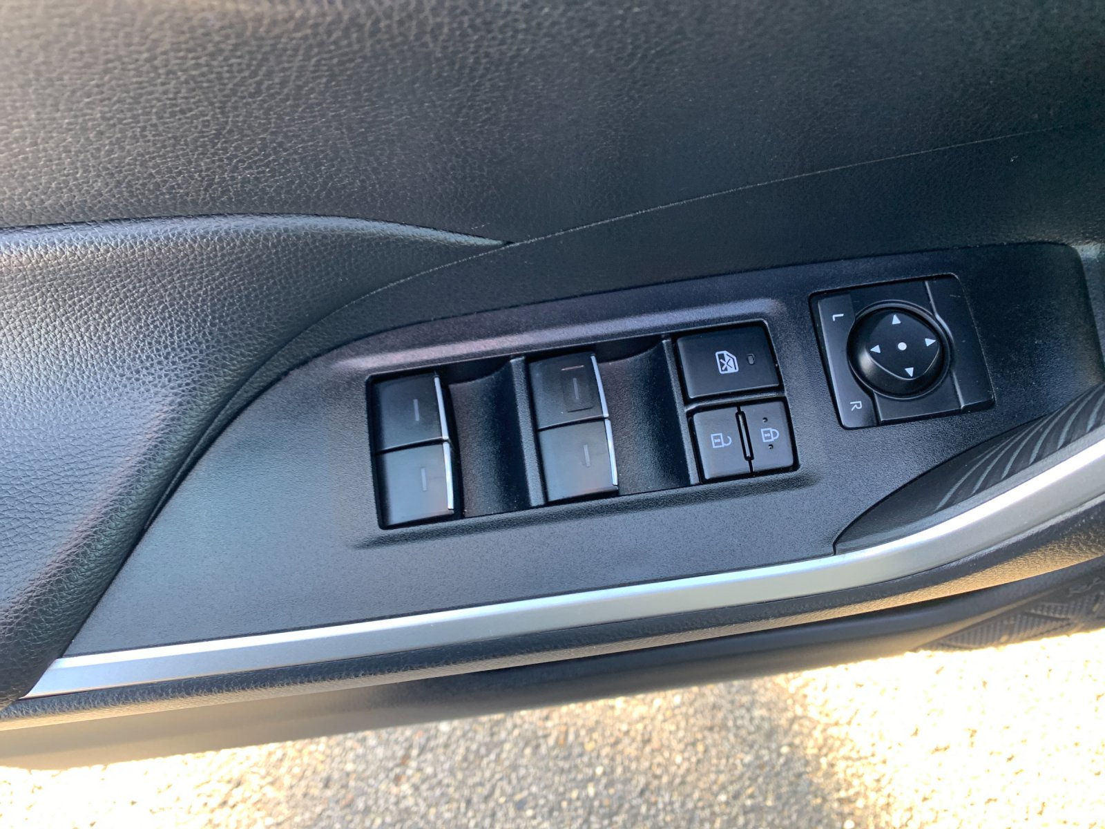 2025 Toyota RAV4 XLE - Photo 13