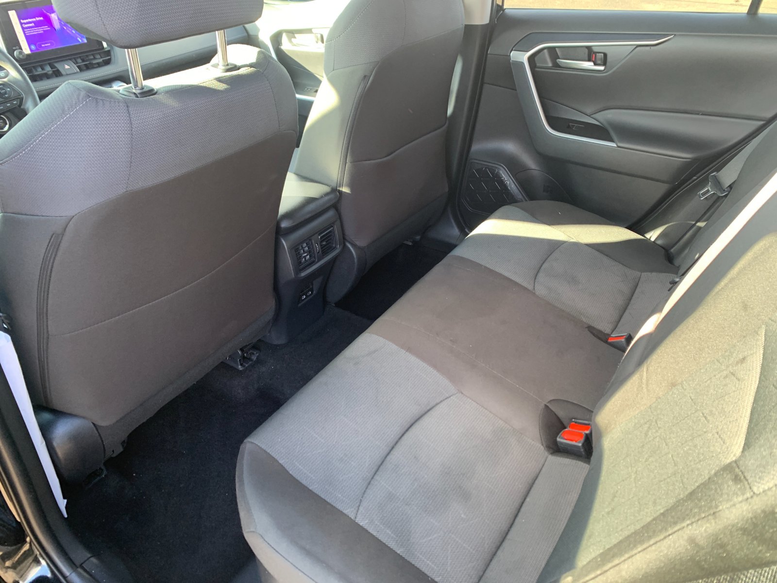 2025 Toyota RAV4 XLE - Photo 14