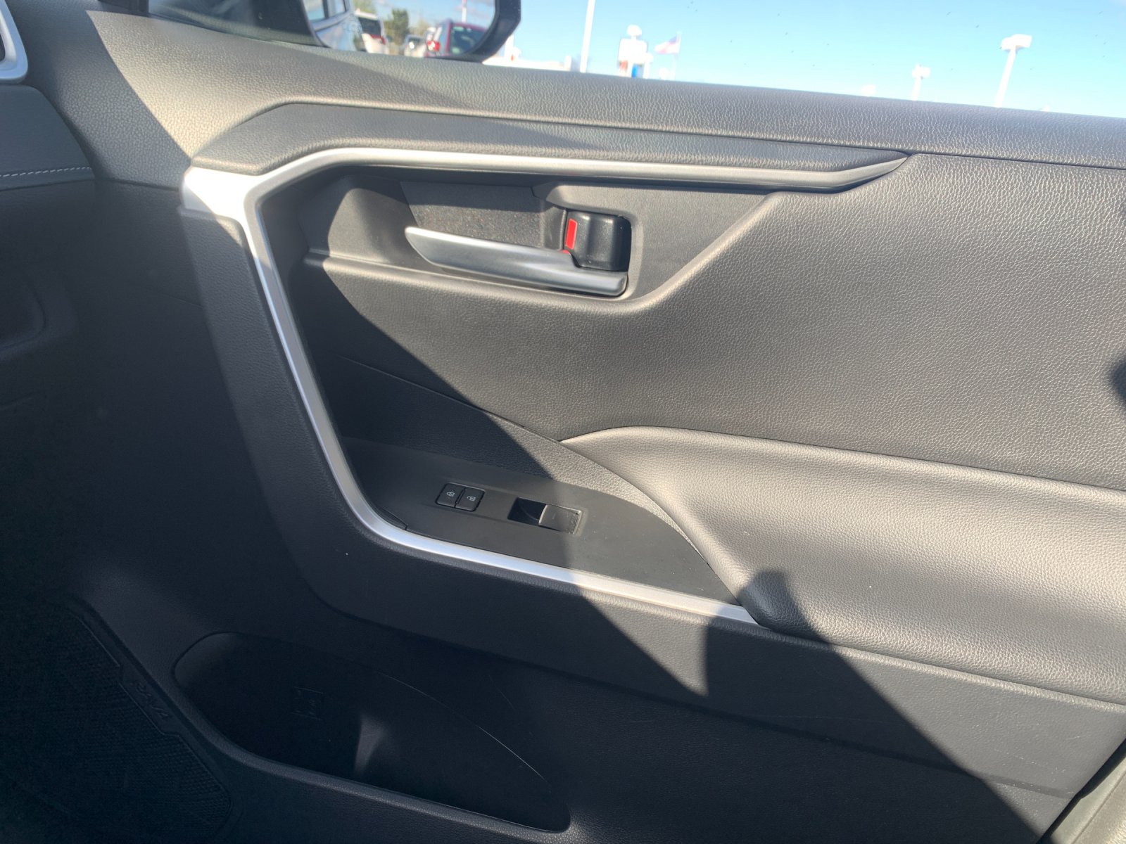 2025 Toyota RAV4 XLE - Photo 20