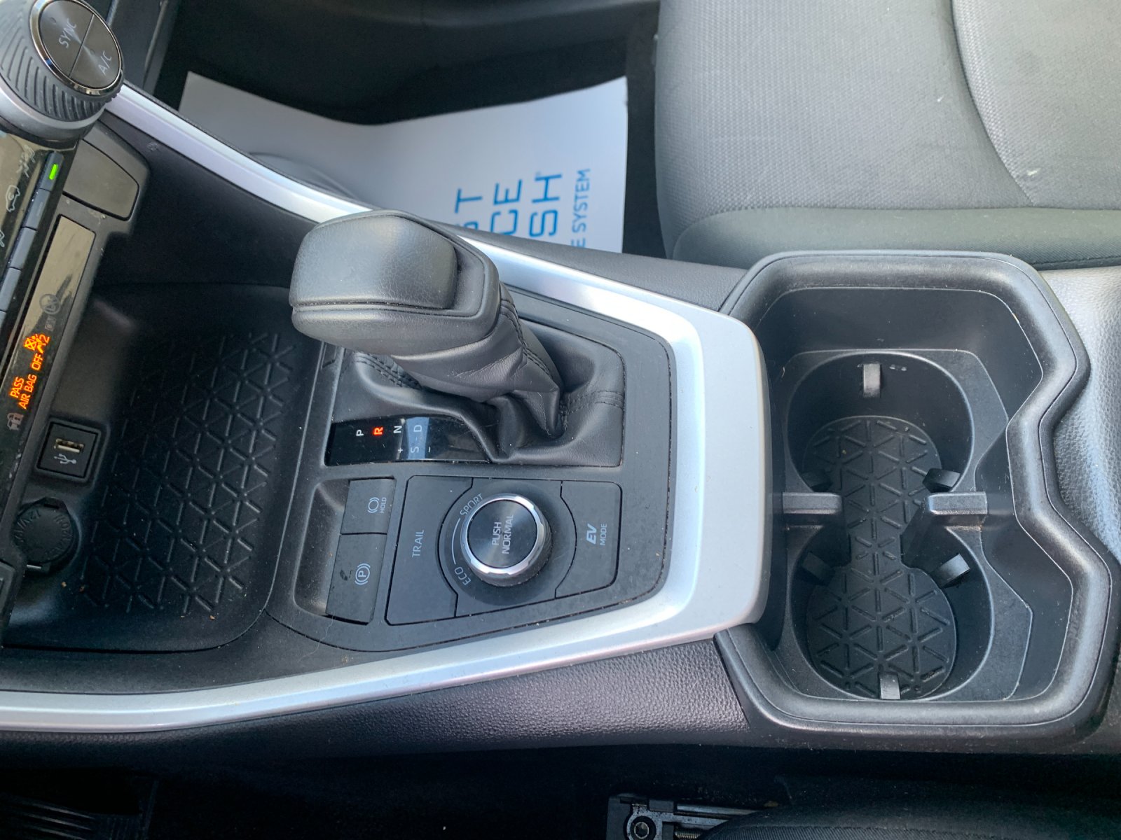 2025 Toyota RAV4 XLE - Photo 24