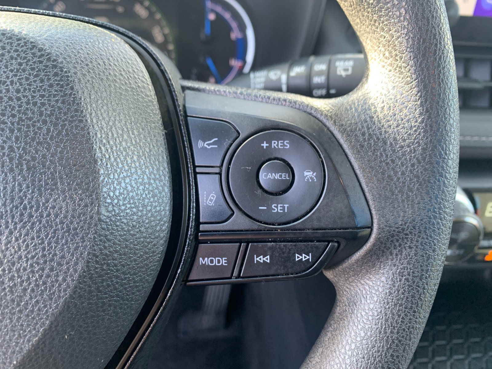 2025 Toyota RAV4 XLE - Photo 27