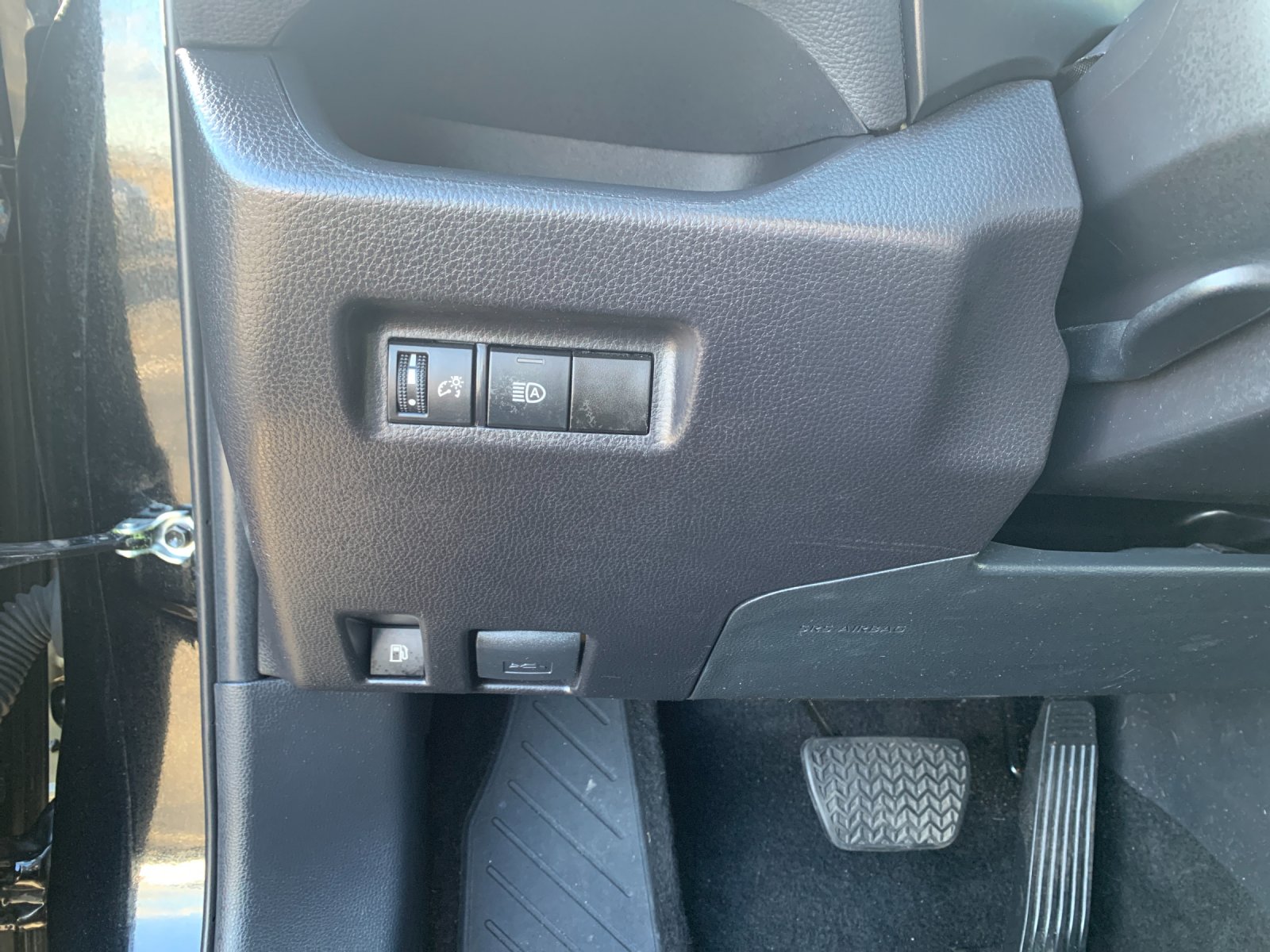 2025 Toyota RAV4 XLE - Photo 30